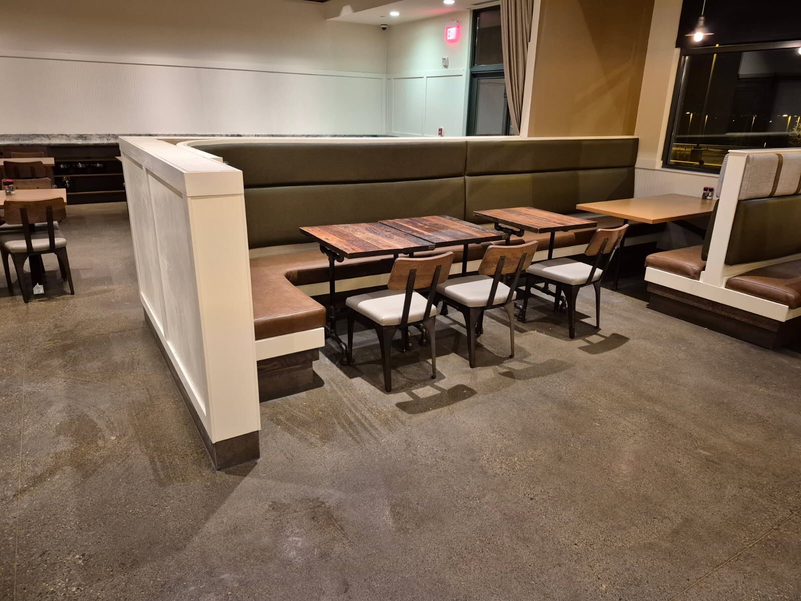 Pittsburgh Restaurant — L-Shaped Booth