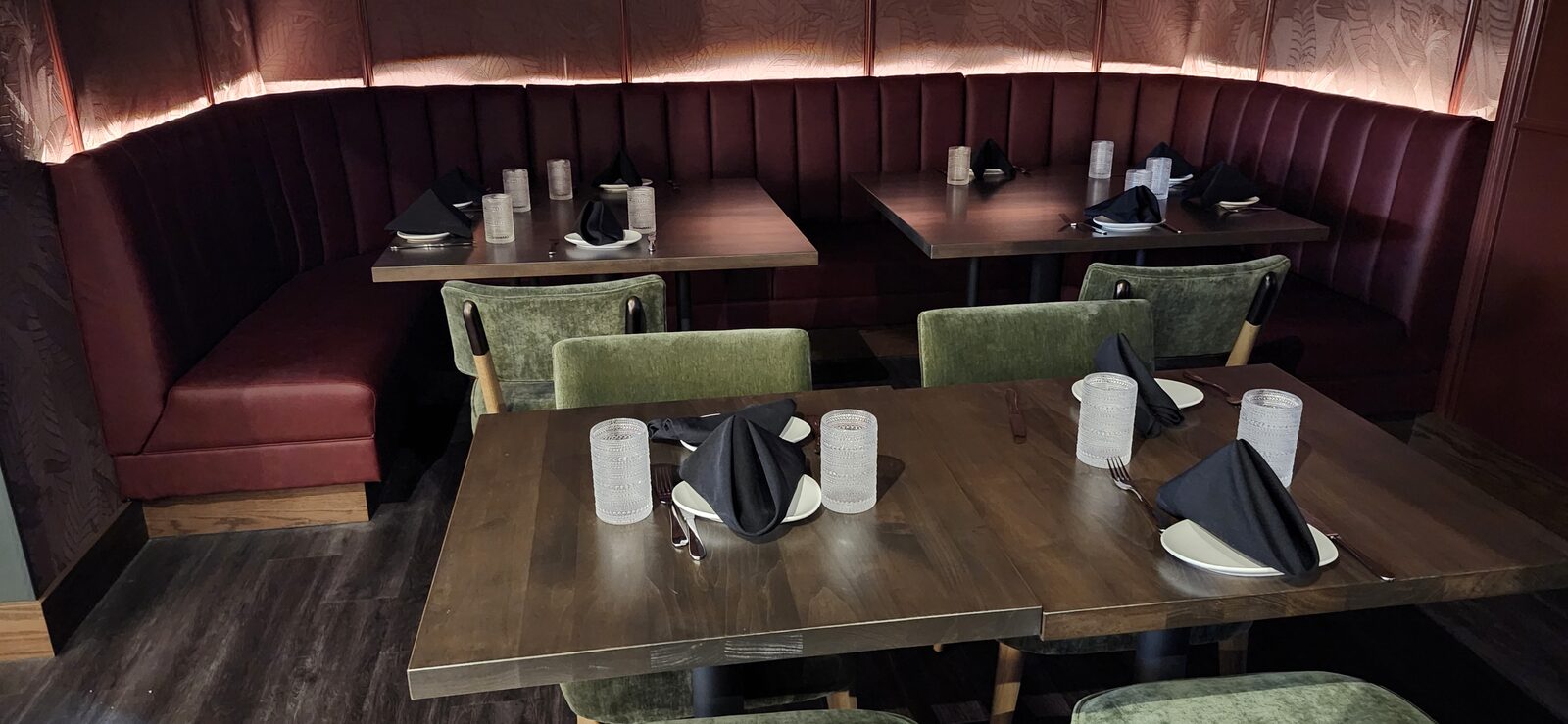 Pittsburgh Restaurant — Curved Banquette